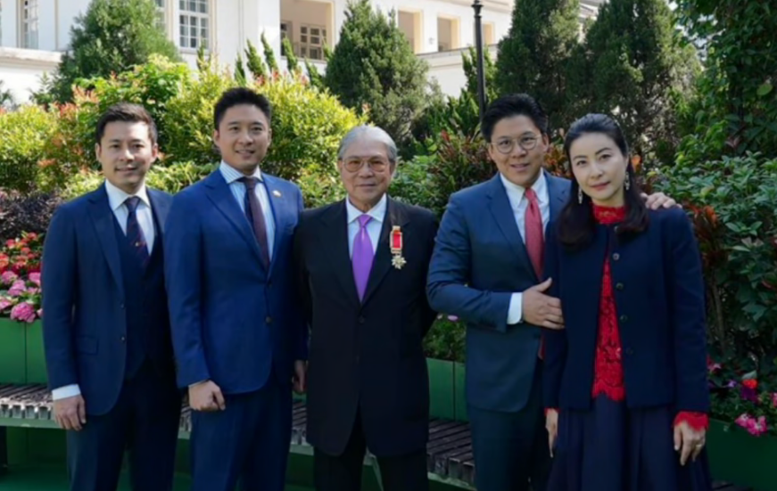 有片 | 【獨家】孫仔做餅三代同慶獲勳 霍震霆感動：秉承殊榮 繼續(xù)努力