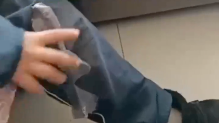 學生從校服褲夾層扯出塑料膜？新疆阿拉爾通報