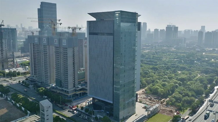 實(shí)現(xiàn)「數(shù)字前?！够A(chǔ)設(shè)施底層架構(gòu)！全國首座超高層數(shù)據(jù)中心正式竣工驗(yàn)收