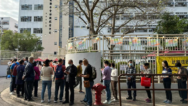 區(qū)議會(huì)選舉｜2個(gè)鄰近邊境投票站8時(shí)許大批市民排隊(duì)等候投票