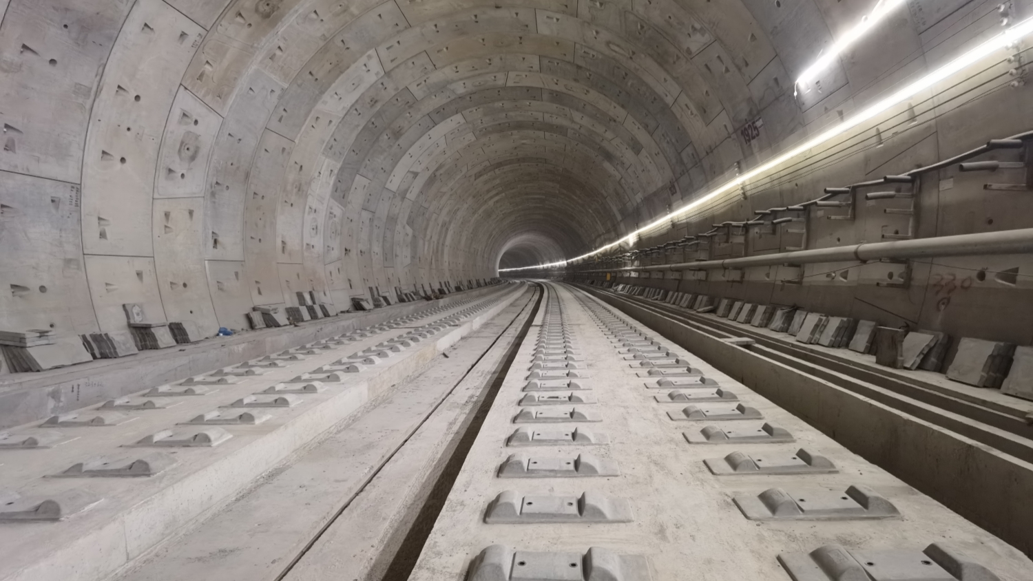 穗莞深城際鐵路琶洲支線無(wú)砟軌道工程完成