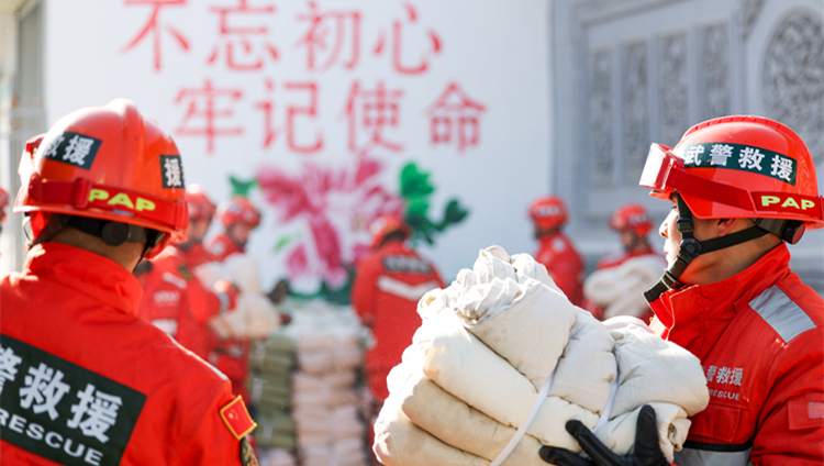 國家防災(zāi)減災(zāi)救災(zāi)委員會辦公室、應(yīng)急管理部協(xié)調(diào)向甘肅青海地震災(zāi)區(qū)調(diào)運生活類救災(zāi)物資