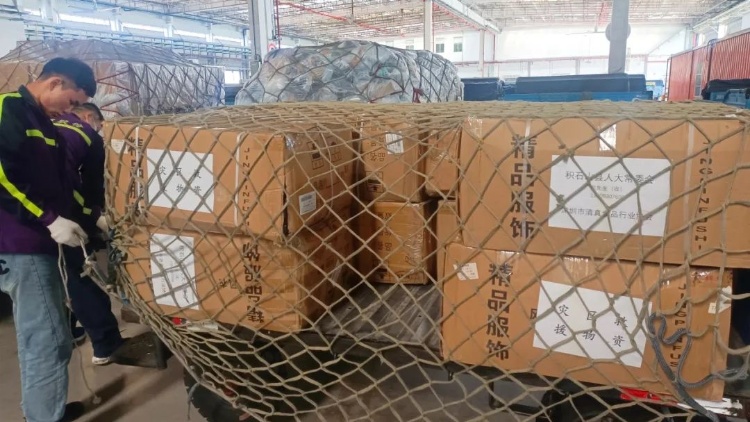 心繫災(zāi)區(qū)！深圳機場高效保障千餘件防寒衣物發(fā)往甘肅