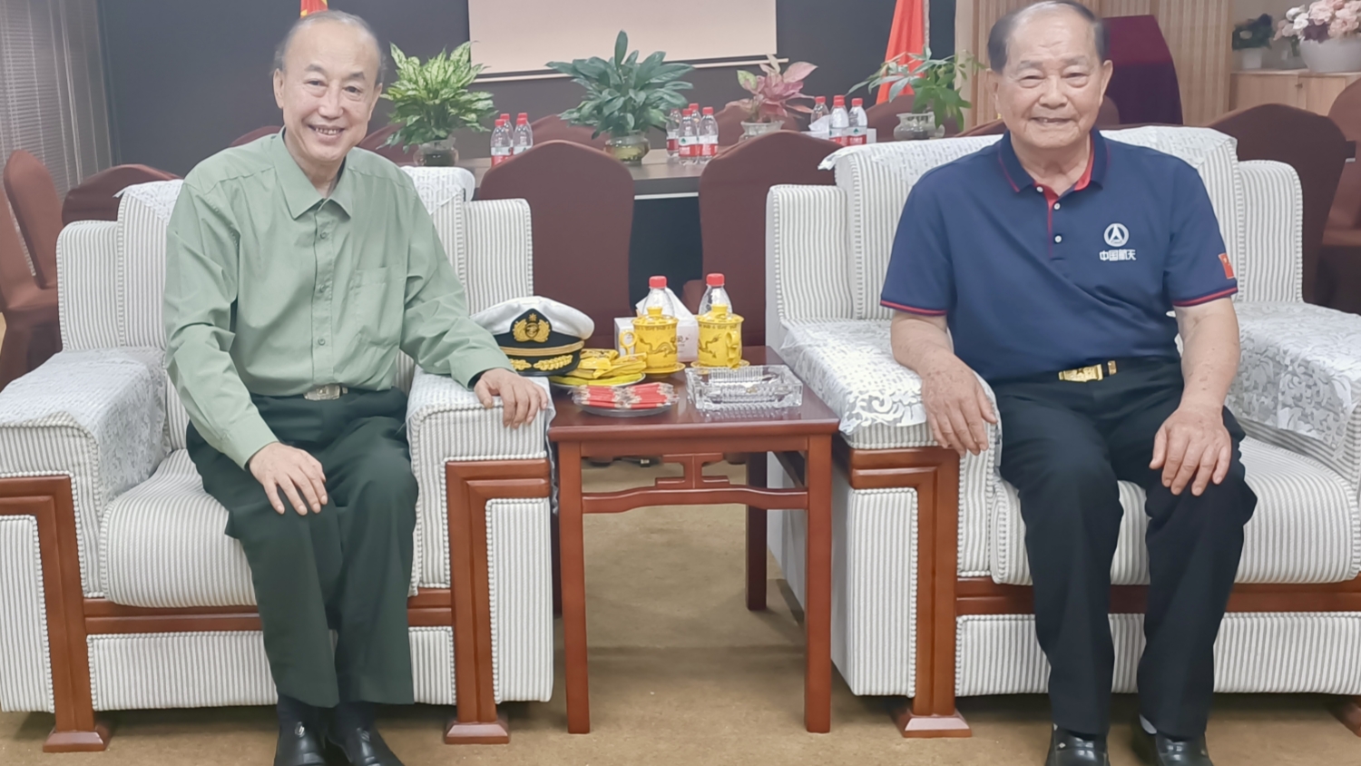 高舉愛國主義旗幟 推動(dòng)全民國防教育 訪香港華僑華人總商會(huì)榮譽(yù)會(huì)長施乃康