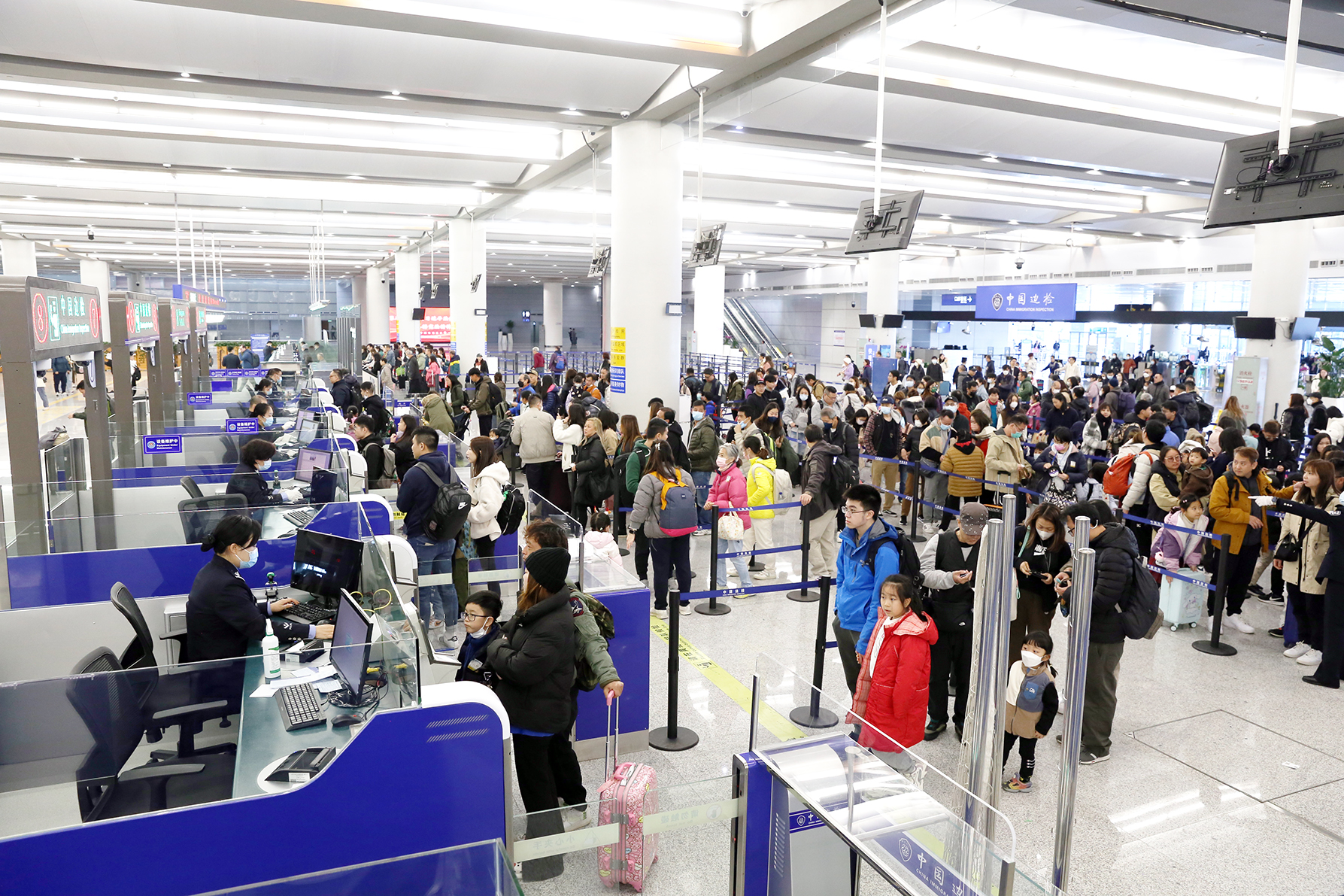 上周末經(jīng)港珠澳大橋出入境人員超20萬(wàn)人次創(chuàng)新高