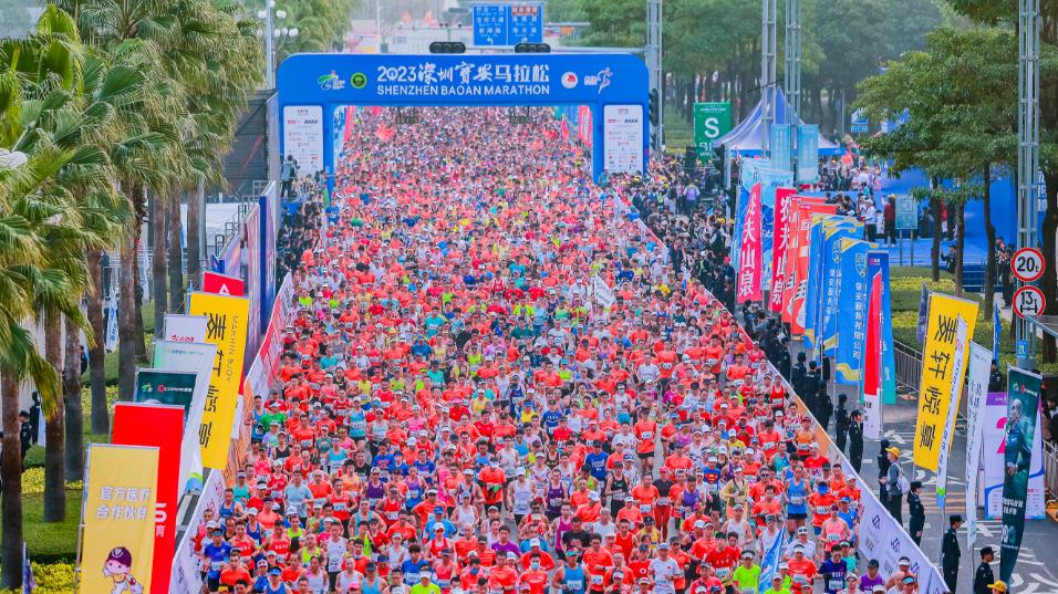 有片｜2萬名選手奔跑迎新年！2023深圳寶安馬拉松燃情開跑