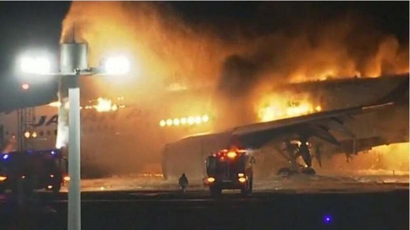 追蹤報(bào)道丨日本東京羽田機(jī)場(chǎng)兩機(jī)碰撞 5人死亡 