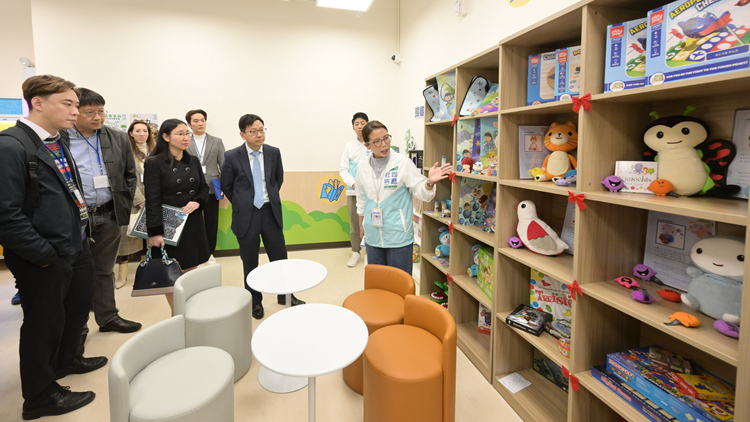 扶貧委員會(huì)參觀深水埗社區(qū)客廳 聽(tīng)取孫玉菡匯報(bào)扶貧項(xiàng)目進(jìn)展