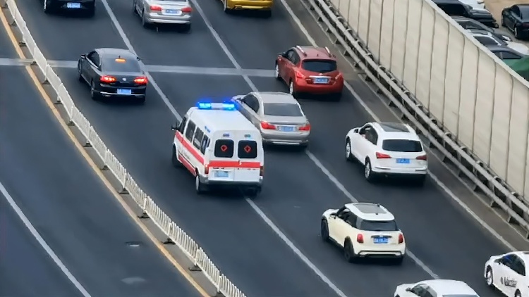 一年有4047輛車主動避讓救護(hù)車！深圳「無憂避讓」機制讓車主「願意讓、放心讓」