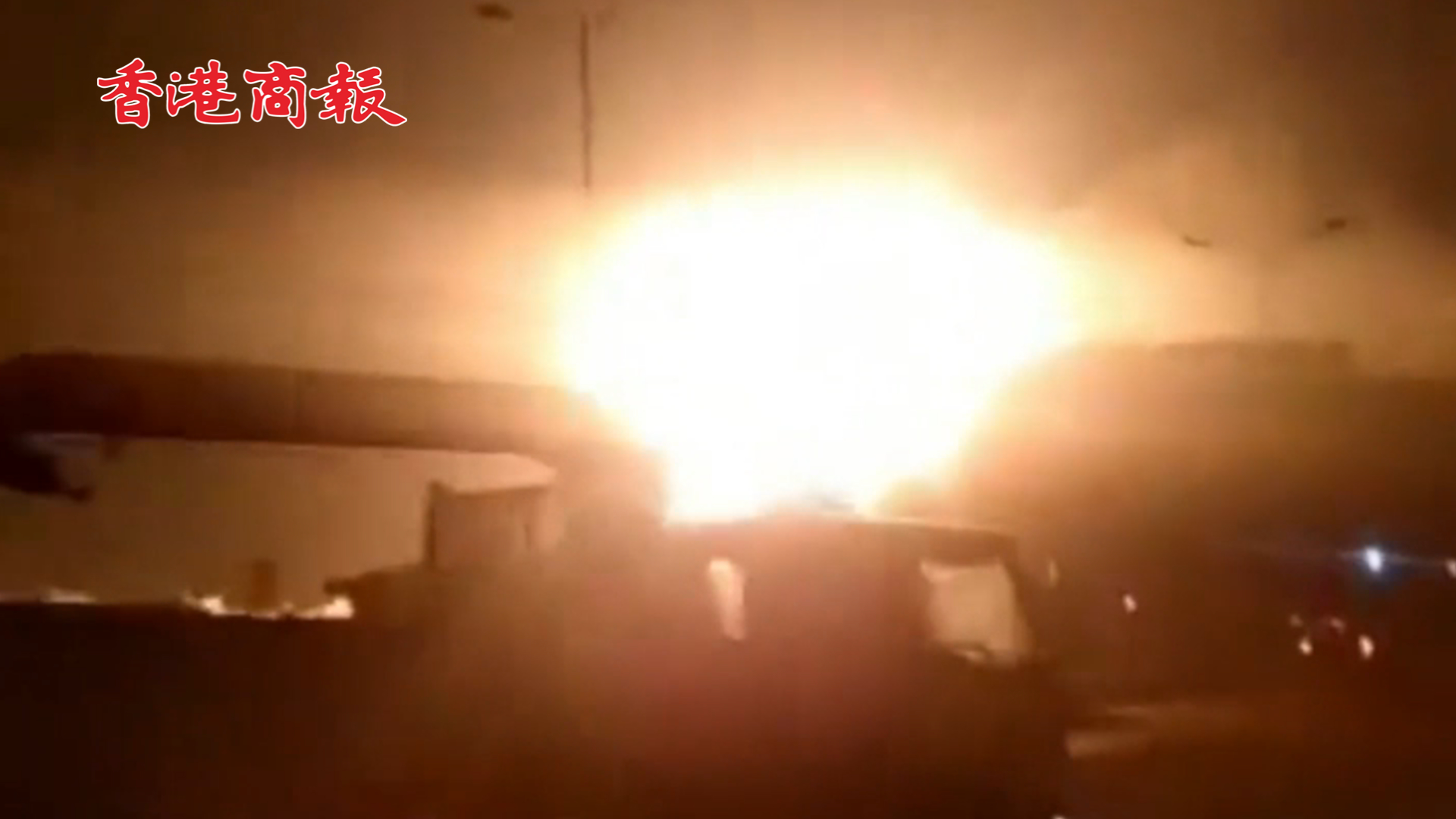 有片丨美英對也門胡塞武裝目標發(fā)動空襲 薩那、荷臺達傳出爆炸聲