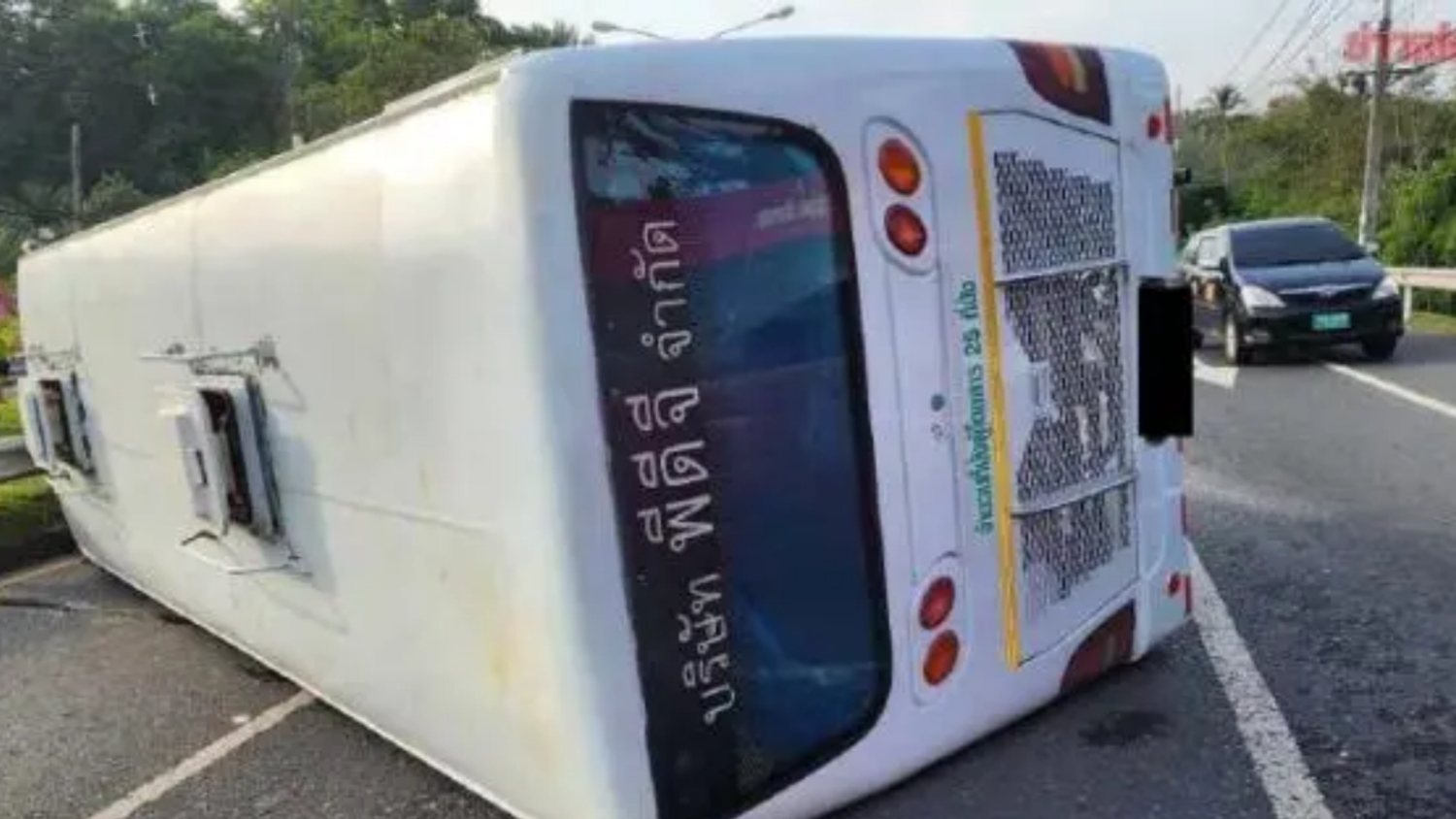 泰國(guó)一旅遊大巴失控側(cè)翻 17名中國(guó)遊客受傷