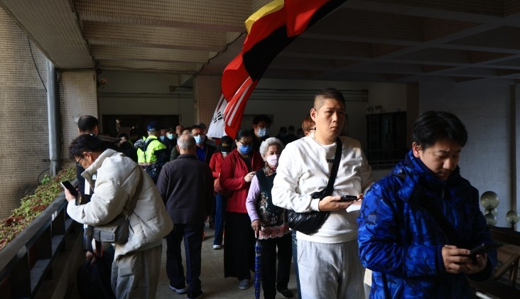 【鑪峰遠眺】臺政經(jīng)泥足深陷 西方民主現(xiàn)危機