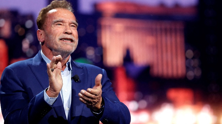 施瓦辛格在德國(guó)機(jī)場(chǎng)被扣留！或?qū)⒚媾R刑事訴訟