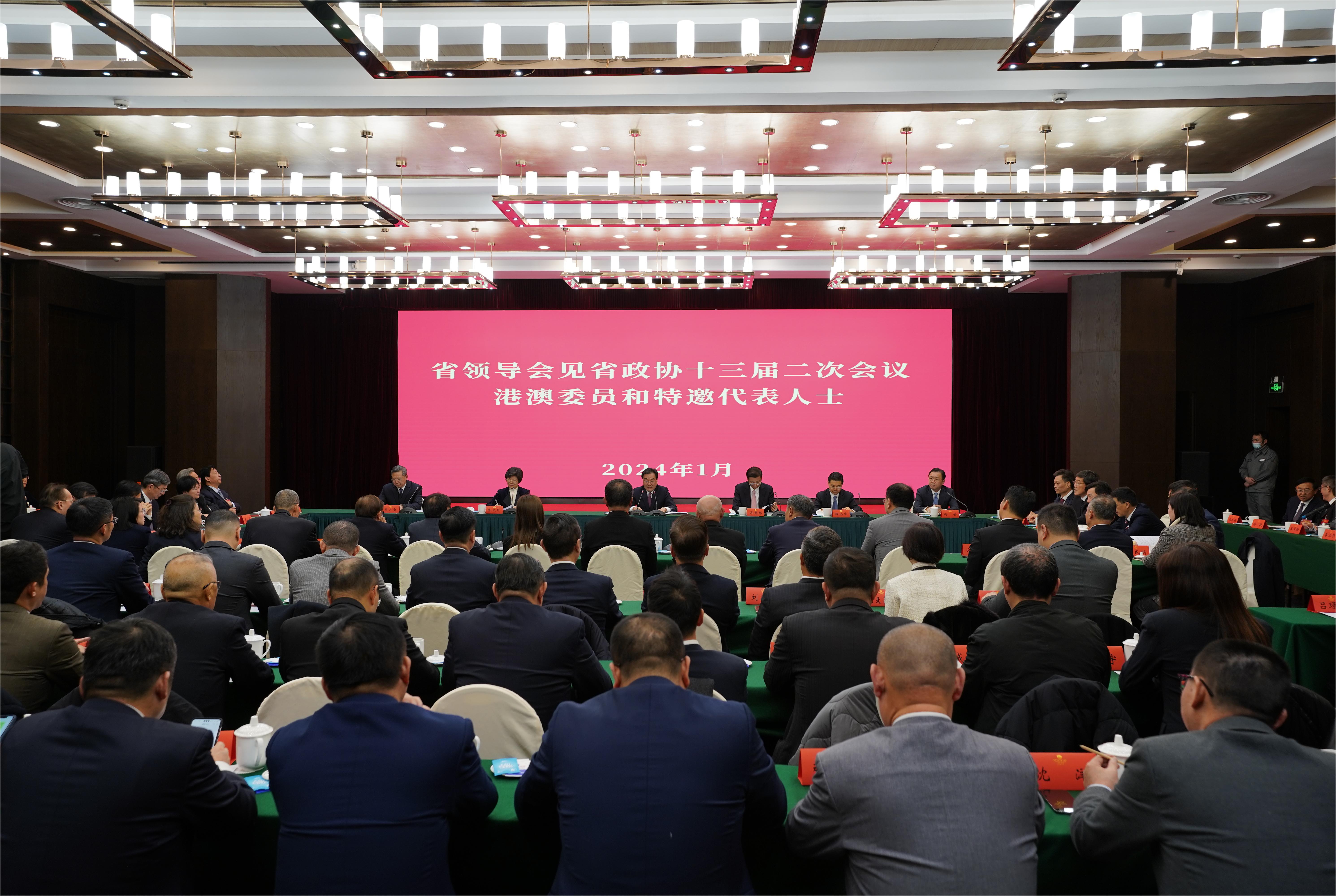 信長(zhǎng)星許昆林看望江蘇省政協(xié)十三屆二次會(huì)議港澳委員和特邀代表