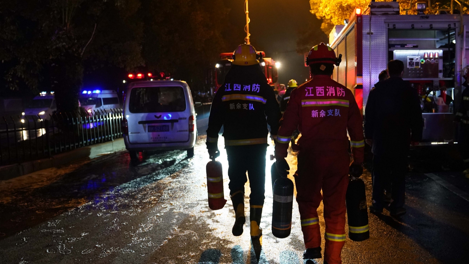 【追蹤報(bào)道】應(yīng)急管理部有關(guān)負(fù)責(zé)人趕赴江西新余指導(dǎo)火災(zāi)救援處置