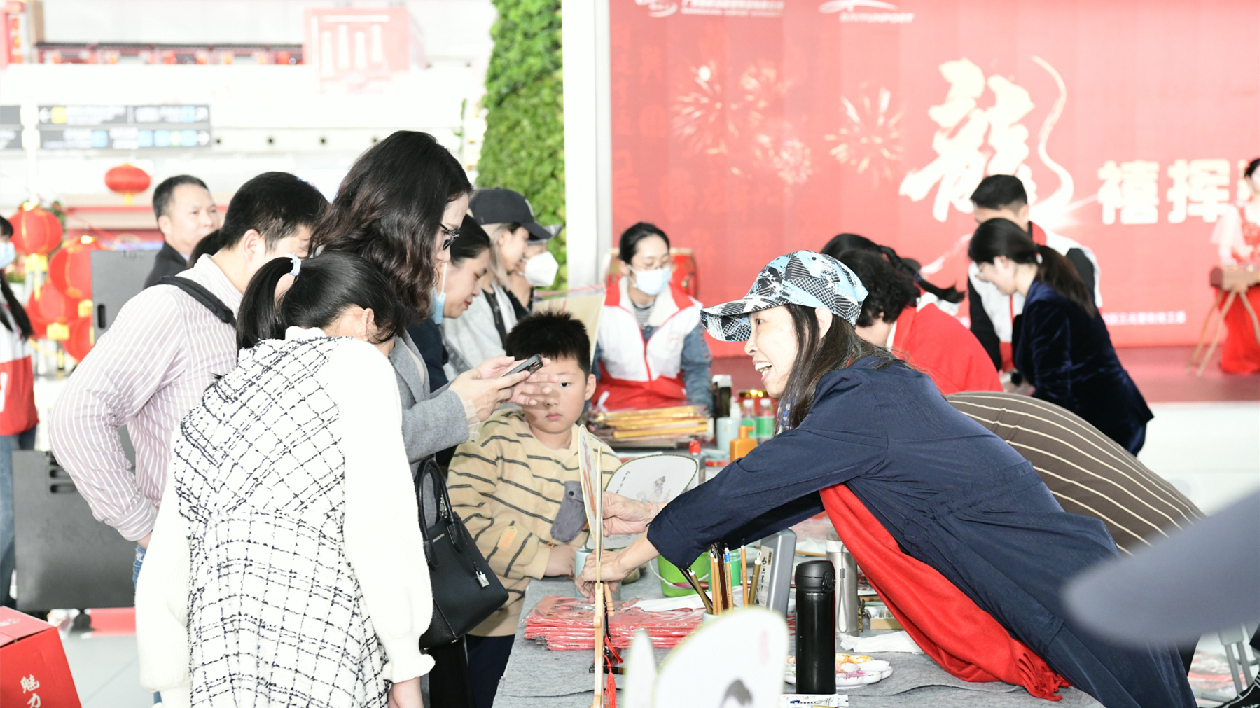 有片∣風(fēng)雨送春歸溫暖回家路 穗白雲(yún)機(jī)場舉辦新春迎?；顒? title=