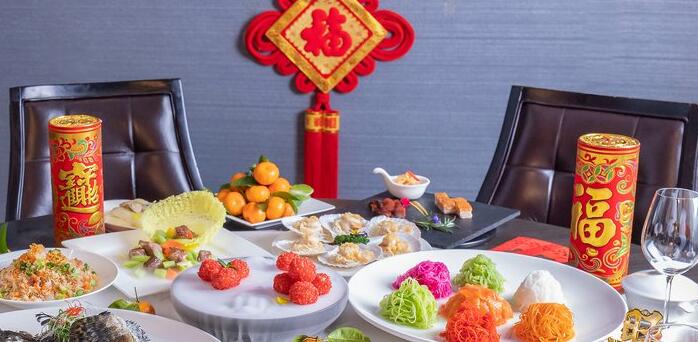 酒店年夜飯預訂火爆 「龍鳳呈祥宴」等以龍為主題的年夜飯?zhí)撞褪軣崤? title=