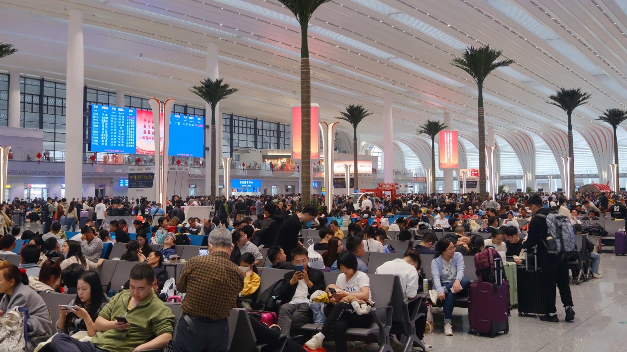 廣鐵連續(xù)四天單日發(fā)送旅客量超200萬人次