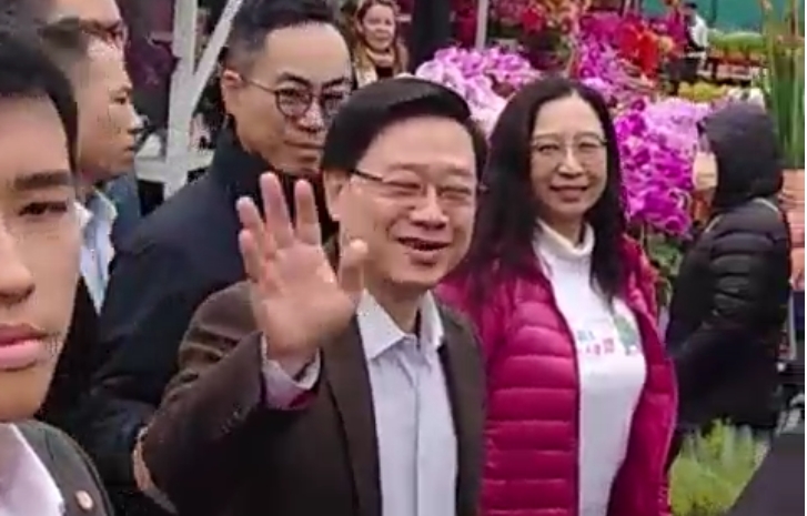  有片 | 超哥除夕行年宵市場(chǎng) 與民同遊樂(lè)買年花 