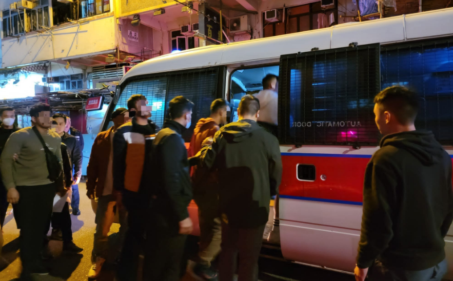 警破街頭魚(yú)蝦蟹賭檔 拘9男涉非法聚賭