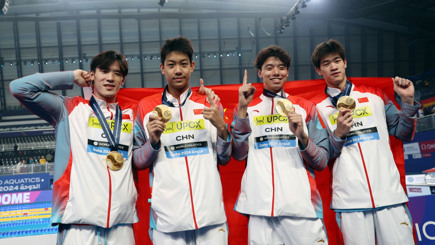 游泳世錦賽：潘展樂破世界紀(jì)錄 中國隊接力摘金