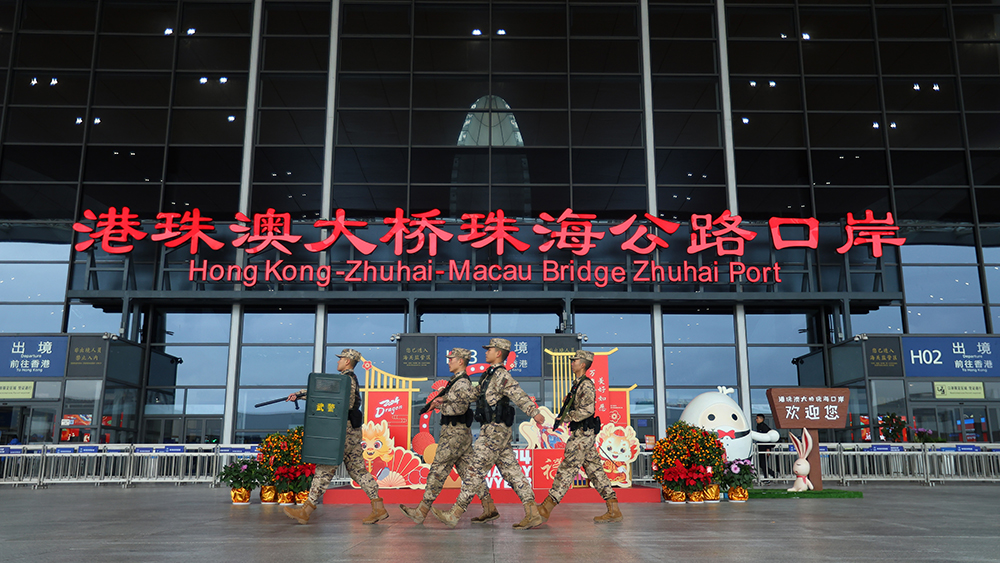 港珠澳大橋珠?？诎短崾荆捍竽瓿跛腻e(cuò)峰出境，避開以下高峰時(shí)段↓