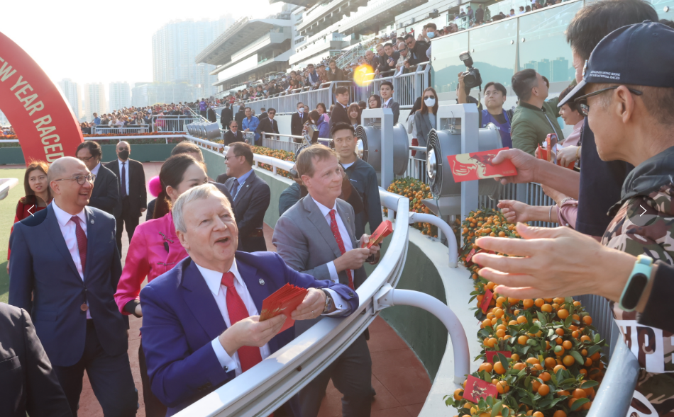 有片丨充當財神向馬迷大派利是 應家柏廣東話拜年：恭喜發(fā)財身體健康