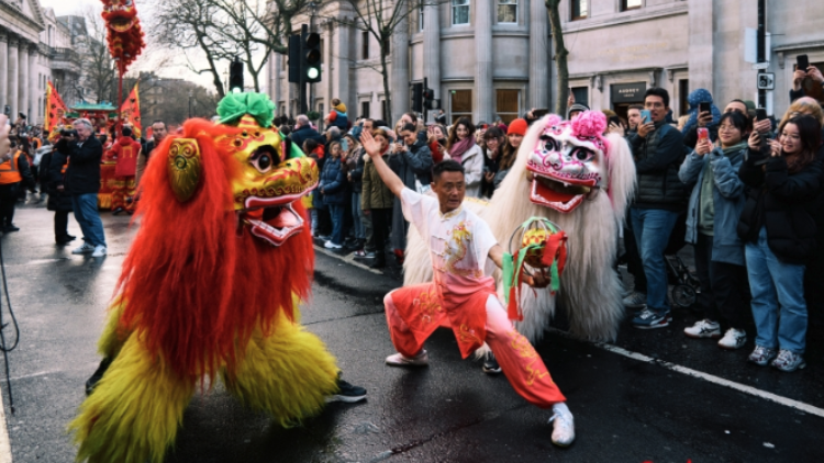 有片丨最威風的英歌第一個出場！龍年英國倫敦新春慶典盛大舉行