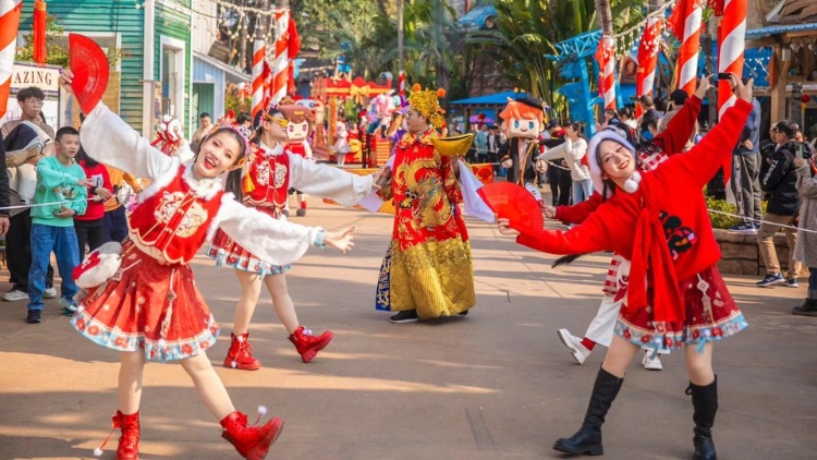 財神不耽誤談戀愛！情人節(jié)大批情侶攜手共游歡樂谷