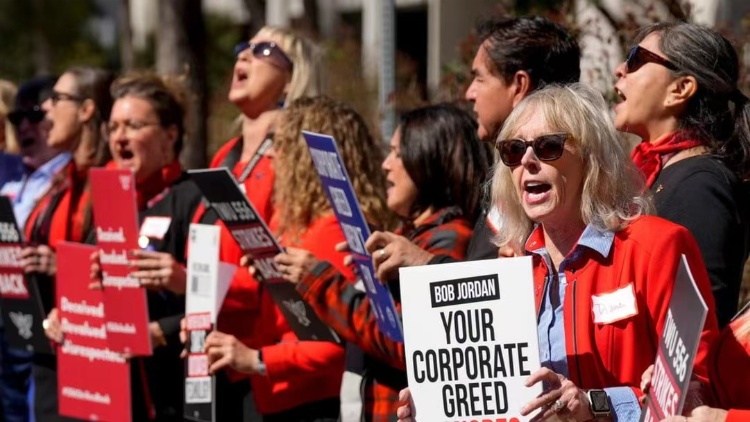 美國空中服務(wù)員於30個(gè)機(jī)場示威 要求改善薪酬福利 