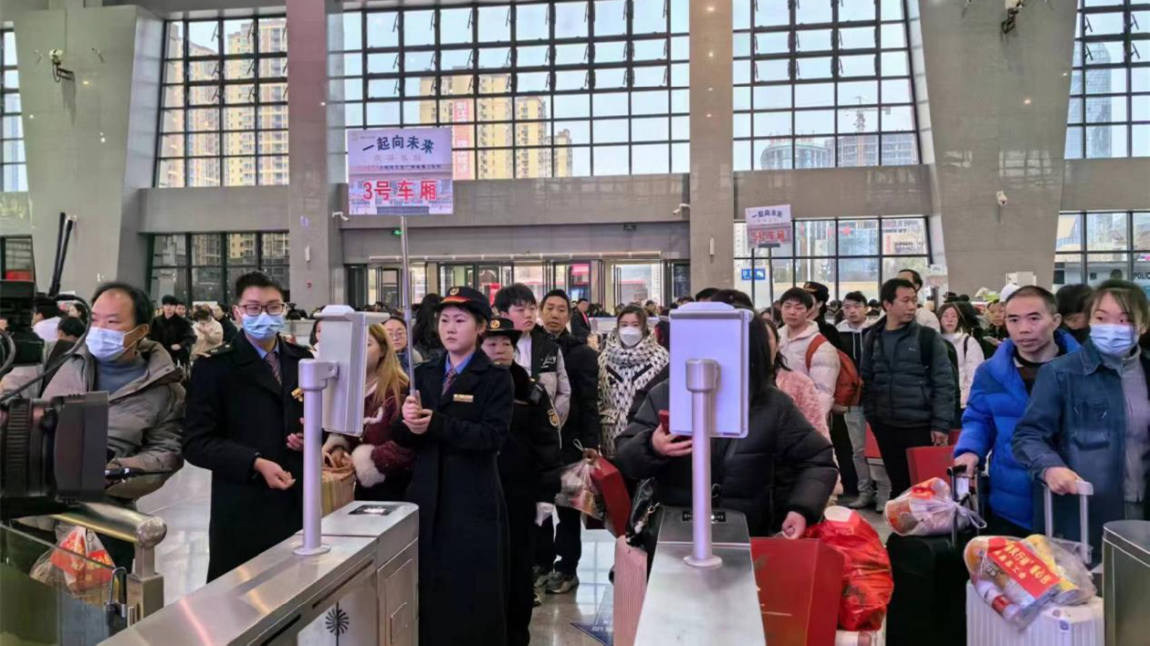 首趟東西部勞務(wù)協(xié)作免費(fèi)返崗專列從貴州遵義開往廣州南站