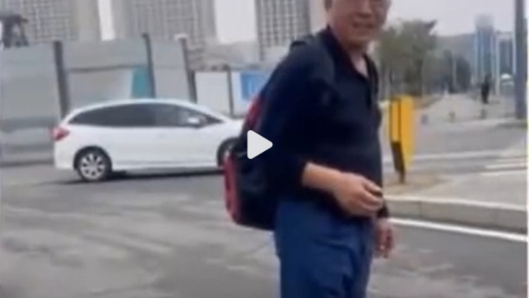 大爺借問(wèn)路博同情 深圳警方發(fā)布通報(bào)