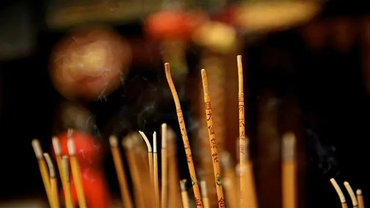 港俾你聽丨上香比上班卷，香港廟宇哪間靈？