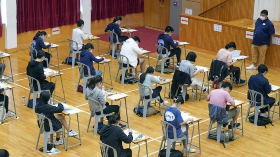 考評(píng)局：考生12日可繼續(xù)用「報(bào)到易」簽到 試場(chǎng)須用局方監(jiān)考手機(jī)