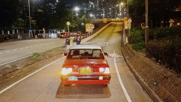 觀塘道73歲女途人被的士撞倒死亡 司機被捕