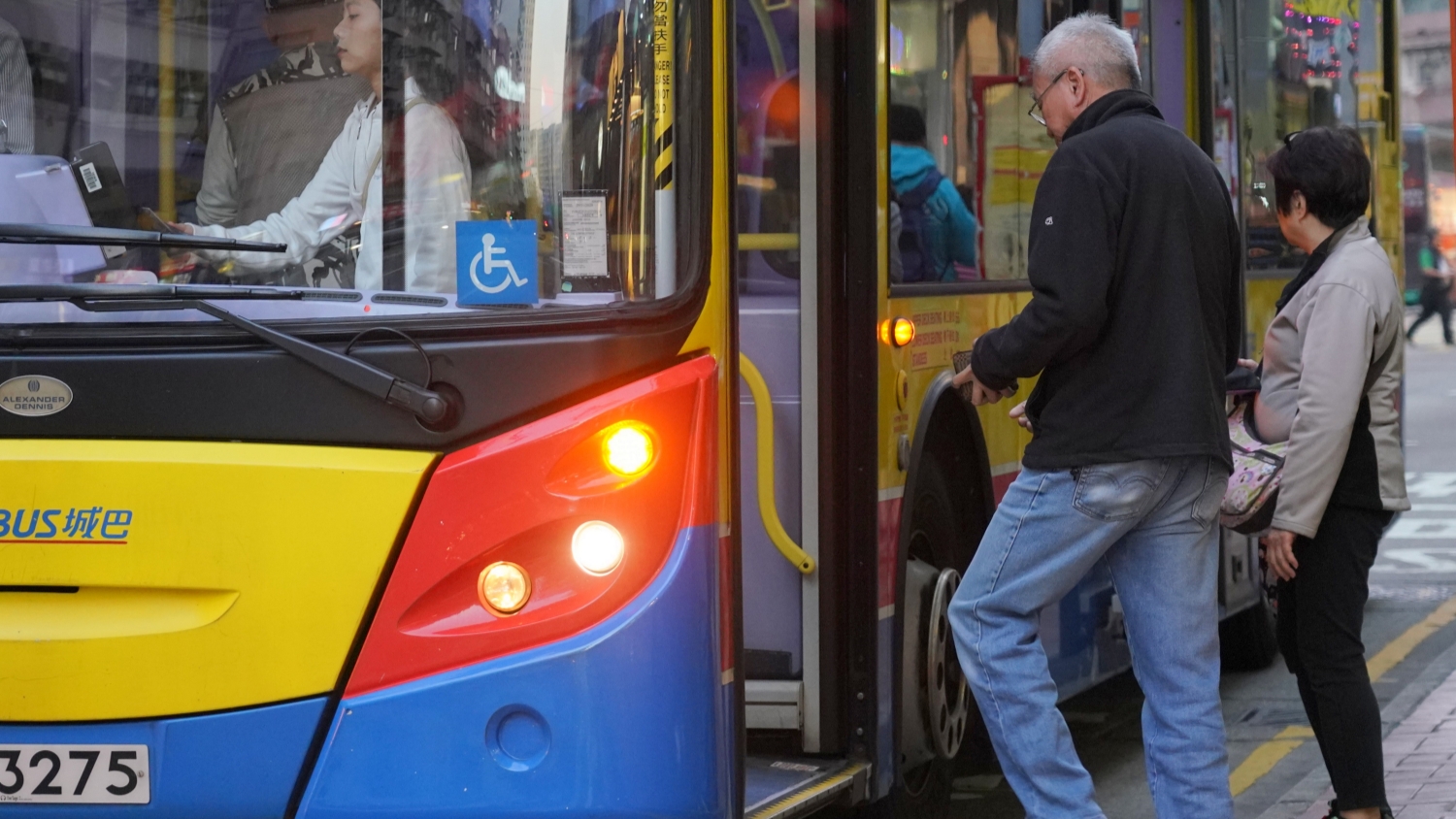 【來(lái)論】黃炳逢：慎防長(zhǎng)者2元乘車優(yōu)惠變動(dòng)的骨牌效應(yīng)