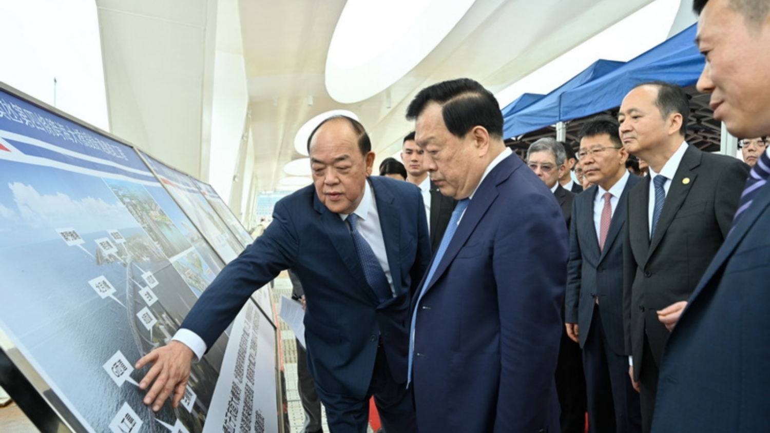 夏寶龍抵澳門(mén)展開(kāi)7日考察調(diào)研 賀一誠(chéng)到場(chǎng)迎接