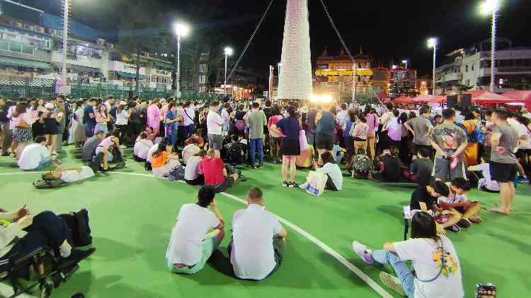 搶包山?jīng)Q賽午夜12時舉行 工作人員作最後綵排