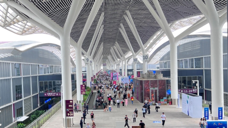 人氣爆棚！藝術(shù)盛宴點(diǎn)亮文博會(huì) 2024「無(wú)界——深港澳青年藝術(shù)大展」今日盛大開(kāi)幕