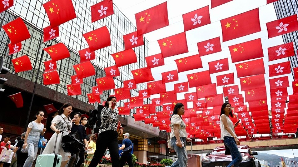 李家超宣布多項(xiàng)「七一」優(yōu)惠活動(dòng) 市民可免費(fèi)搭車