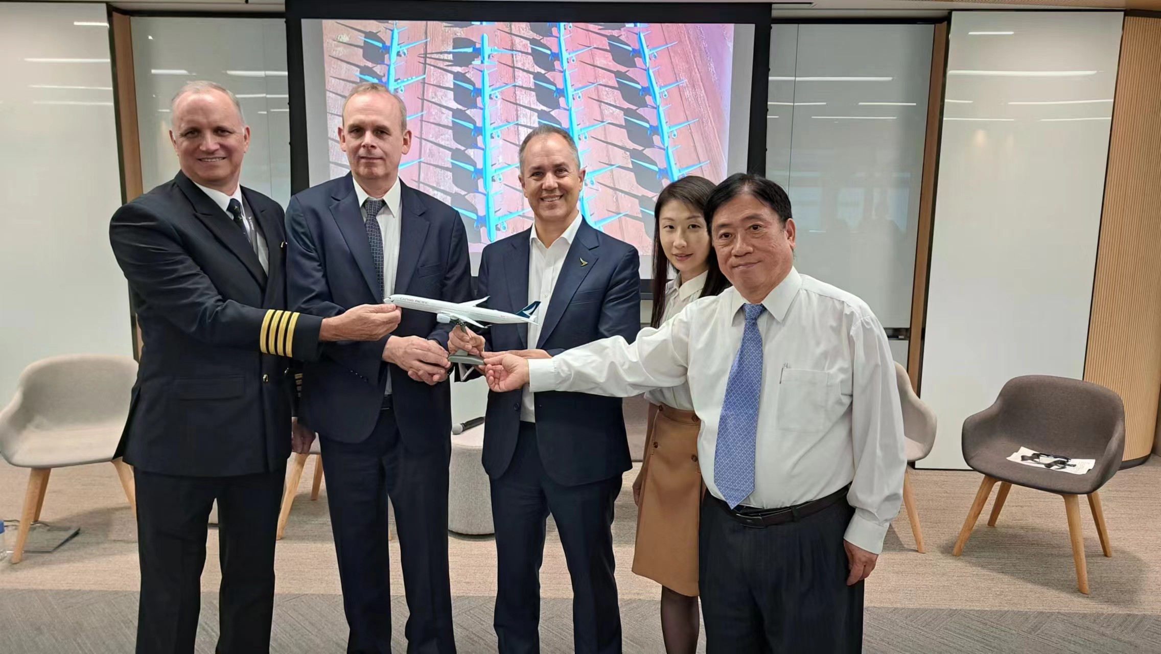 國泰最後一架停泊外地飛機(jī)回港 團(tuán)隊(duì)形容劃上完滿句號(hào)