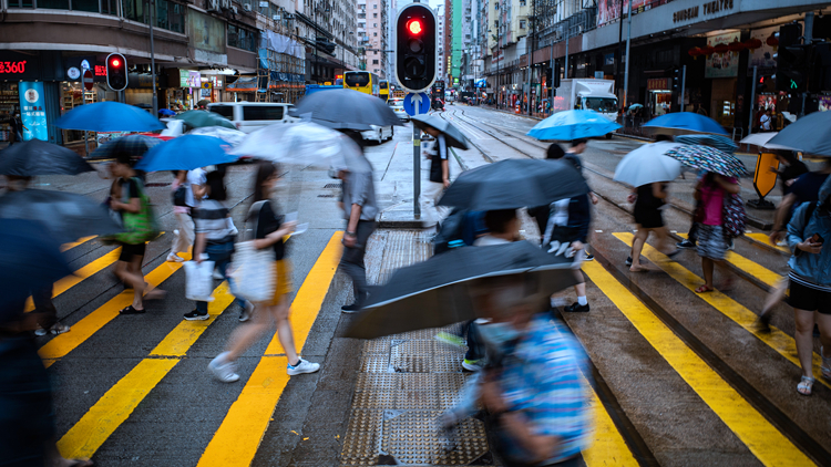 黃色暴雨警告信號生效 本港今日有驟雨及幾陣狂風(fēng)雷暴
