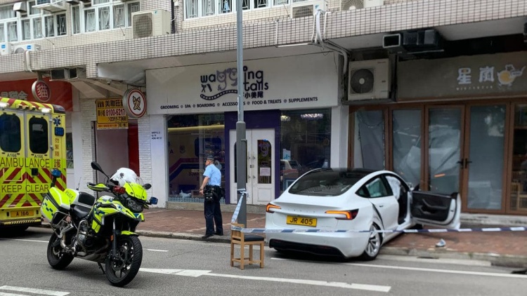 ?銅鑼灣電動(dòng)車(chē)失控 食肆玻璃門(mén)遭撞毀