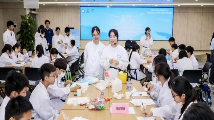 穗澳師生走進廣州實驗室共探科學(xué)奧秘