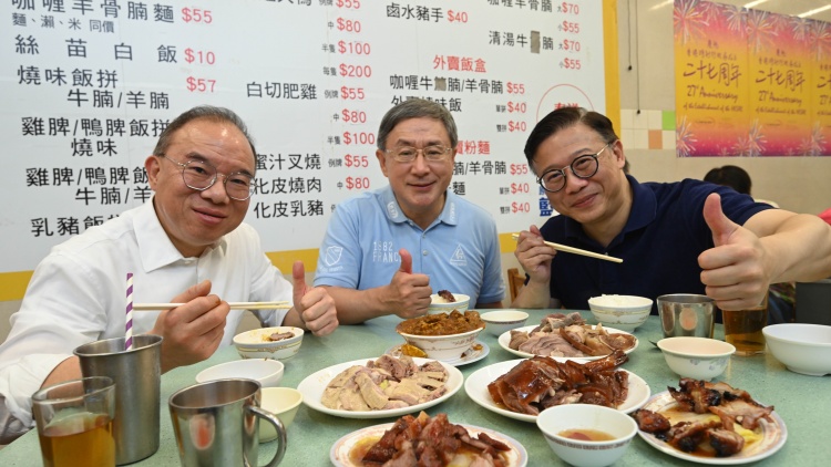 ?司局長響應(yīng)「飲食界7·1慶回歸優(yōu)惠」活動 到熟食中心品嚐地道美食