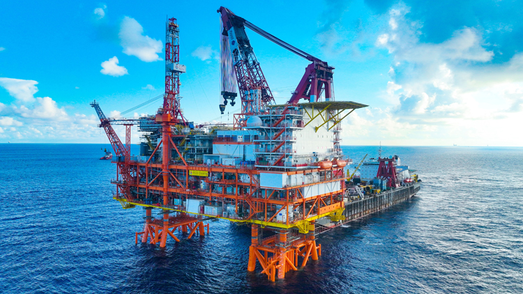 用鋼量超2個(gè)「小蠻腰」！萬(wàn)噸級(jí)海洋油氣平臺(tái)完成海上安裝