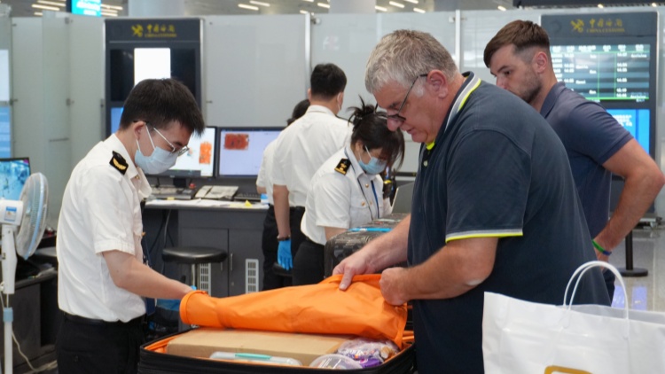 廣州白雲(yún)機場口岸迎暑期旅遊熱潮 單日進出境旅客最高超4.4萬人次