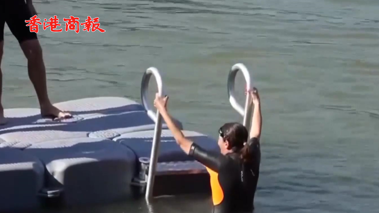 有片丨距奧運(yùn)會(huì)開(kāi)幕僅剩9天 巴黎市長(zhǎng)多次「爽約」後終於跳入塞納河游泳