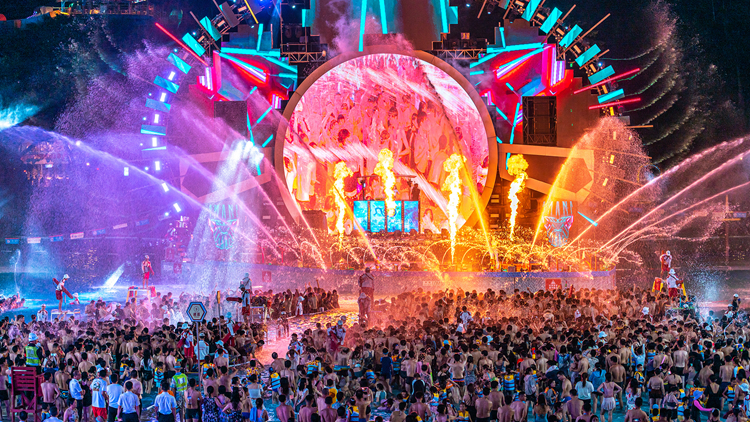 歌手衛(wèi)蘭及酷帥女rapper VAVA嗨唱長(zhǎng)隆水上潮玩電音節(jié)