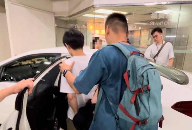 葵涌商場(chǎng)儲(chǔ)物櫃藏毒 警拘一男檢10萬元冰毒